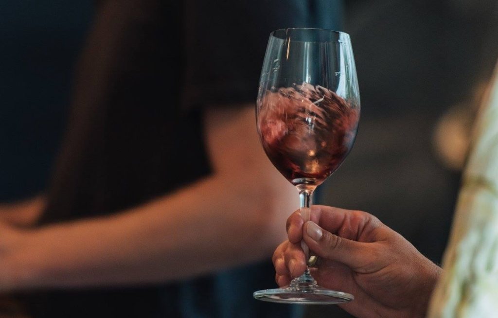 girar el vino en la copa antes de beber